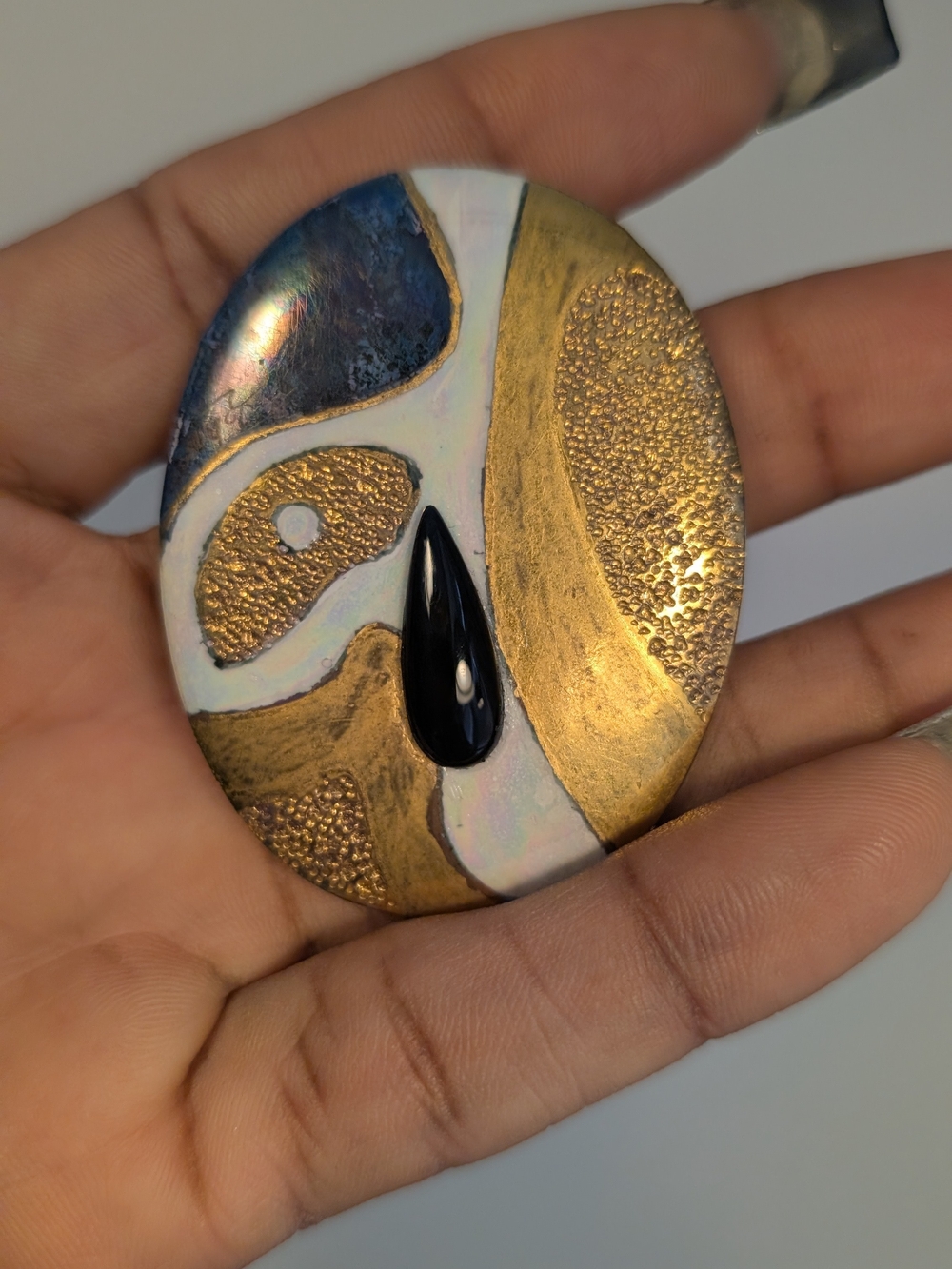 Vintage Artisan Abstract Oval Brooch – Gold Iridescent Black Teardrop Statement